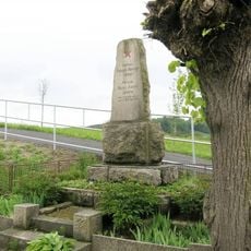 Pomník padlému partyzánovi u silnice jižně od Radvánovic