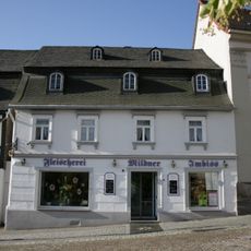 Wohnhaus mit Ladeneinbau und daran anschließendes Altes Rathaus, in geschlossener Bebauung Markt 3