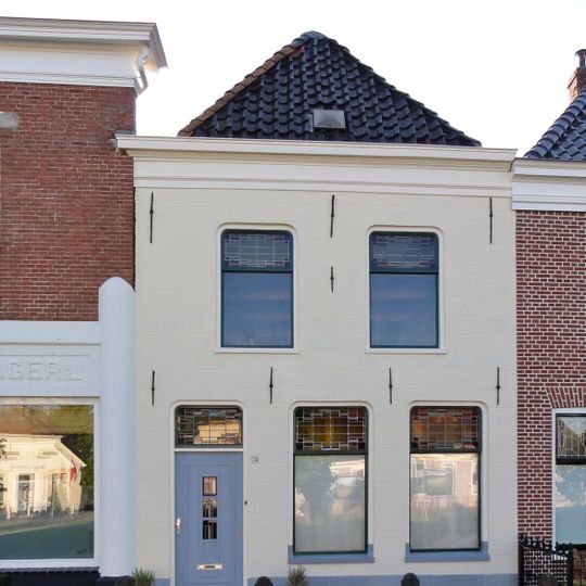 Woonhuis met verdieping onder zadeldak met voorschild