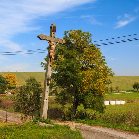 Kříž v Droužeticích u rozcestí