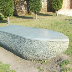 Plastika Archa Noemova v zahradě zámku v Mikulově