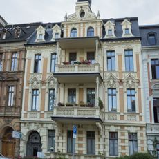 Mietshaus in geschlossener Bebauung mit Vorgarten Augustastraße 31