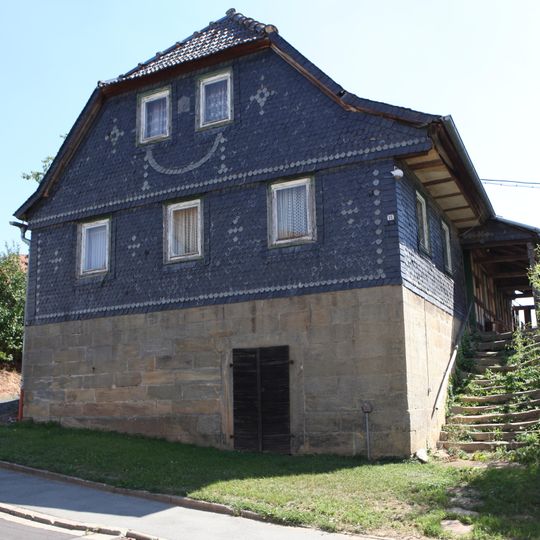 Eingeschossiges Halbwalmdachhaus