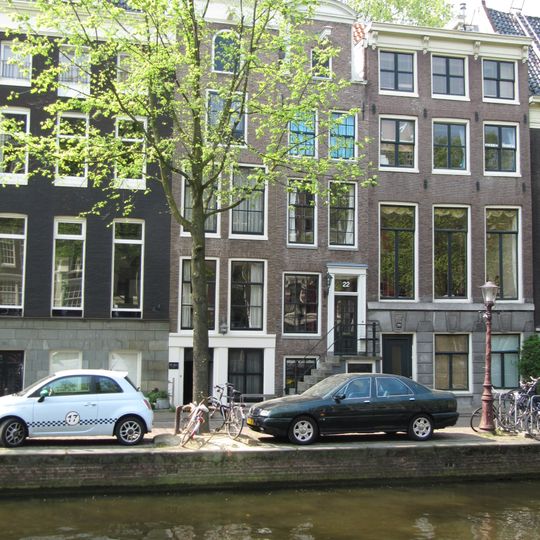 Pand met gepleisterd halsgeveltje