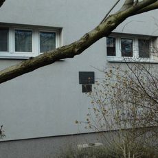 Pamětní deska Adolfu a Václavovi Karabello na domě Osadní 46/39 v Holešovicích