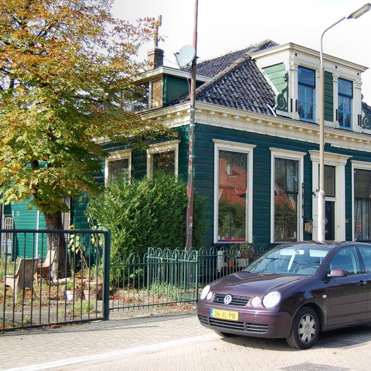 Houten huis met schilddak