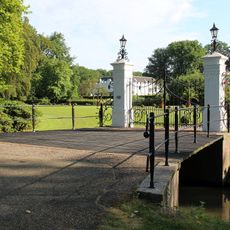 Sandenburg: toegangshek met brug