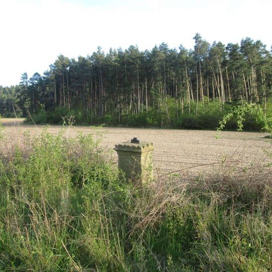 Podstavec kříže u silnice východně od Mezí
