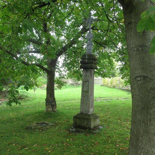 Kříž západně od Kosmáčova u rozcestí