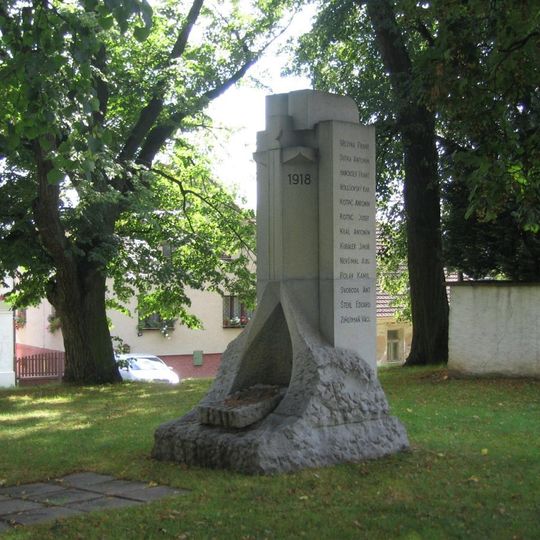 Pomník padlým v první světové válce před kostelem na návsi v Pravoníně