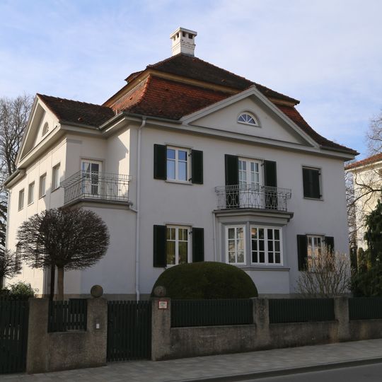 Villenartiges Wohnhaus