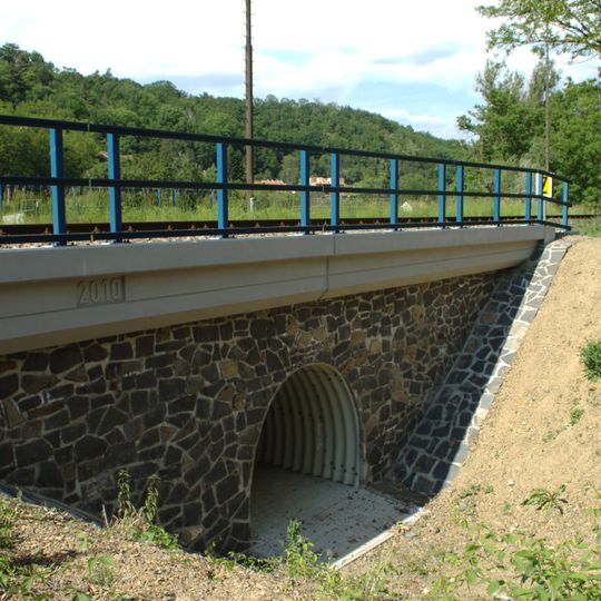 Most trati 093 v Zákolanech západně od mostu přes Zákolanský potok