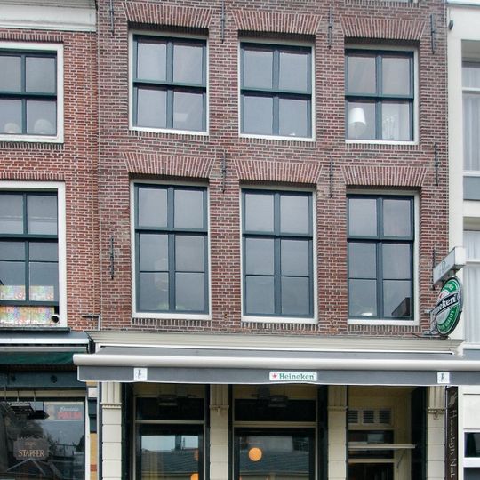 Hoog pand met lijstgevel, trigliefconsoles op de lijst