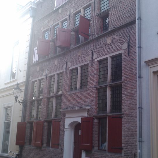 Onderkelderd huis met afgeknotte topgevel