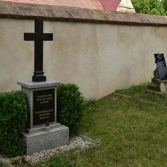 Pamětní kříž na hřbitově u kostela svatého Marka v Sušanech
