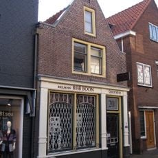 Pand met tuitgevel met vlechtingen