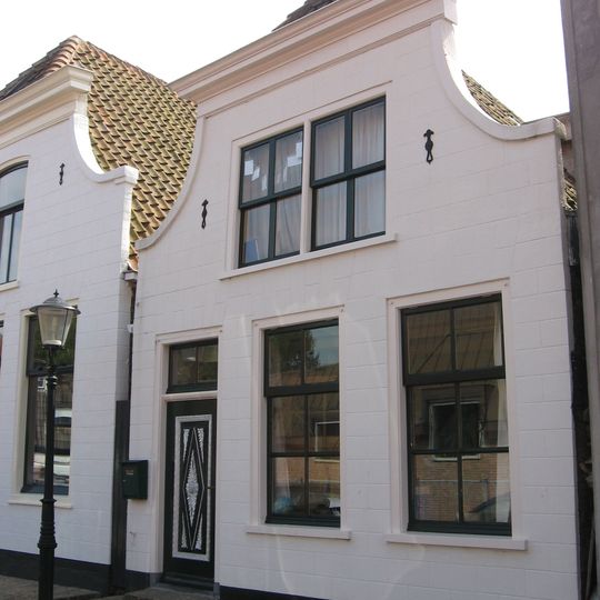 Pand met afgeknotte ingezwenkte gevel