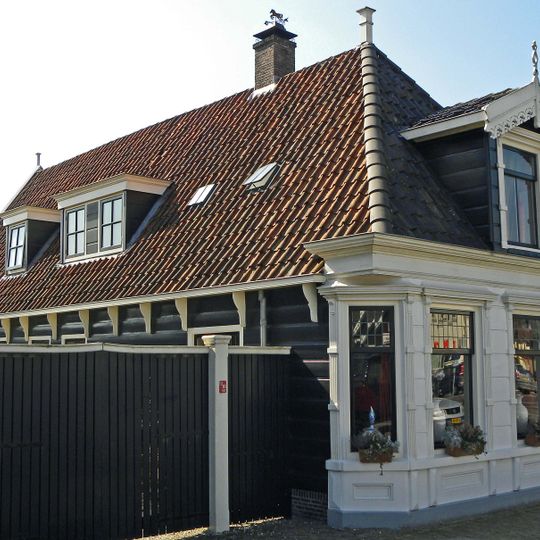 Houten huis onder zadeldak