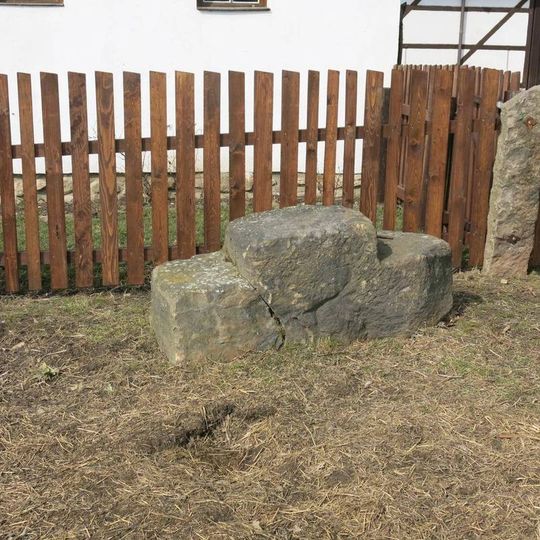 Odpočivný kámen u statku v skanzenu Stará Ves v Chomutově