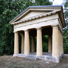 Dórský pavilon v zámecké zahradě ve Veltrusech