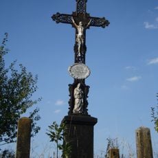 Kříž na východním okraji Kracovic