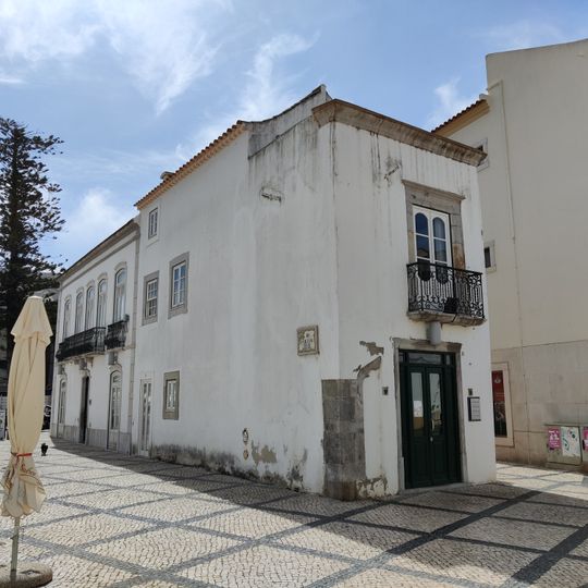 Edifício na Rua Nova da Avenida