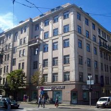 Īres nams ar veikaliem