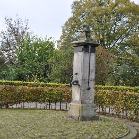 Kasteel Keppel: zandstenen pomp met schildhoudende leeuw