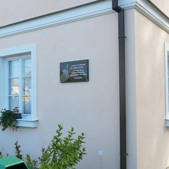 Pamětní deska Josefa Jáchyma na budově obecního úřadu v Klášteru Hradiště nad Jizerou