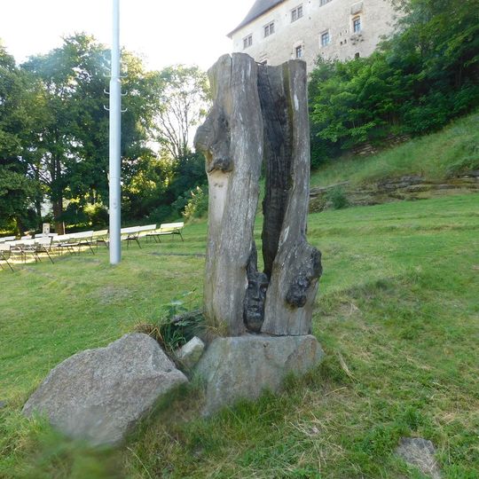 Dřevěná plastika v amfiteátru v Lipnici nad Sázavou