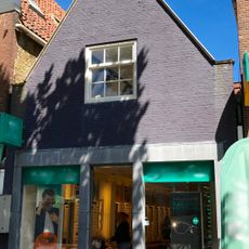 Laag pandje onder zadeldak tegen klokgevel