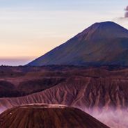 想像を超えるジャワ：神聖な寺院、活火山、そして時が止まったような村々。