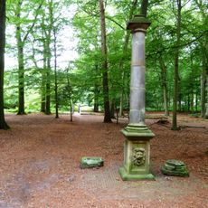 De Slotplaats, Burmaniazuil