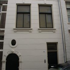 Pand met gepleisterd lijstgeveltje