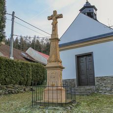 Kříž v Březině před kaplí