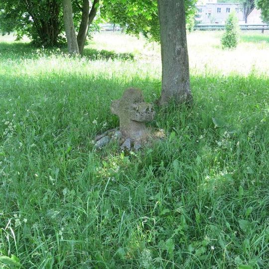 Smírčí kříž v parku u Dvořákovy ulice ve Vamberku