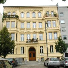 Mietshaus und Stallgebäude mit Turm Kollwitzstraße 6