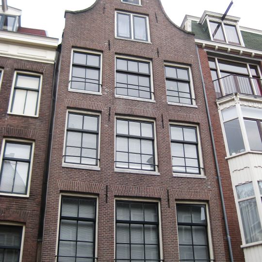 Pand met gevel bekroond door een klokvormige top onder rollagen