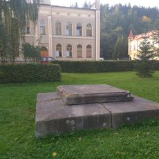 Torzo pomníků na Pietteho náměstí