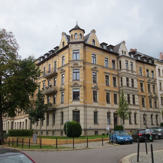 Mietshaus in geschlossener Bebauung in Ecklage mit Vorgarten Andréstraße 1