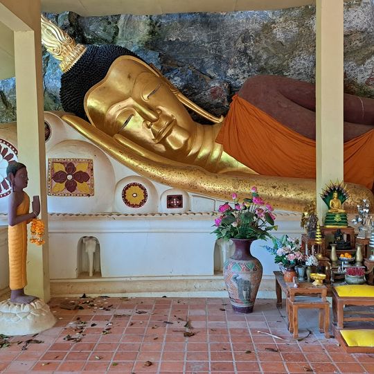 Wat Tham Phra Phut