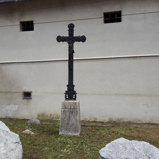 Kříž na návsi v Bykoši