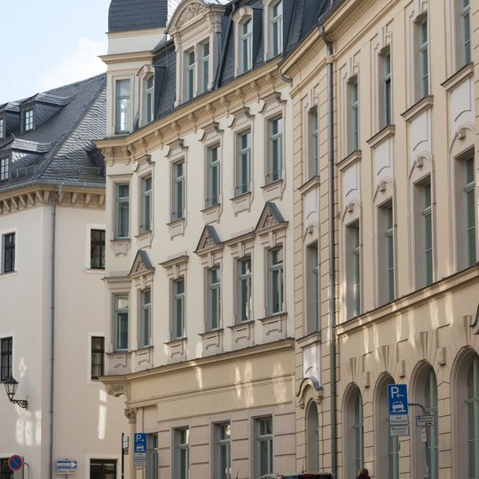 Mietshaus in Ecklage und geschlossener Bebauung Frohnauer Gasse 2