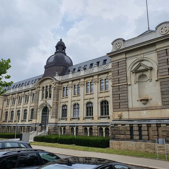 Hochschulgebäude mit anschließender ehemaliger Werkhalle Lessingstraße 15, Finanzamt