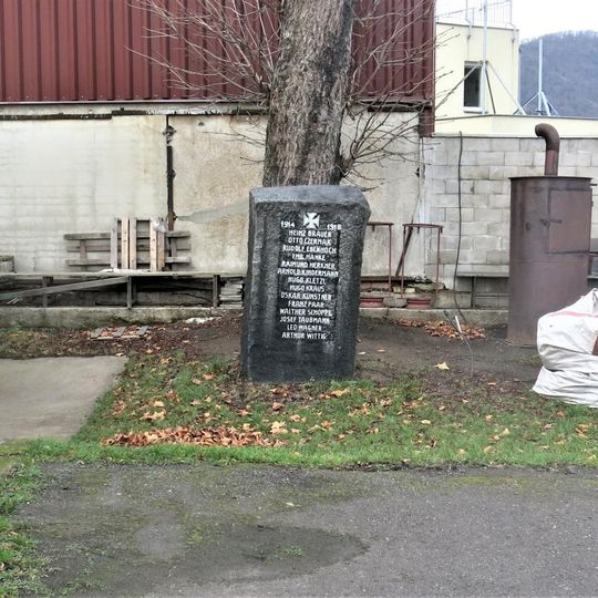 Pomník padlým v 1. světové válce v areálu veslařské loděnice ve Vaňově