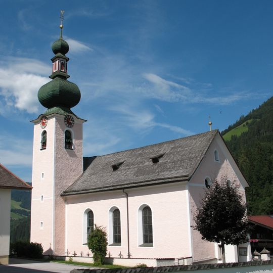 Auffach, Kath. Pfarrkirche hl. Nepomuk und Friedhof