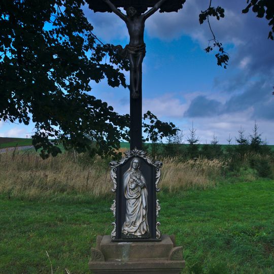 Pamětní kříž na severním okraji Kozárova u křižovatky silnic