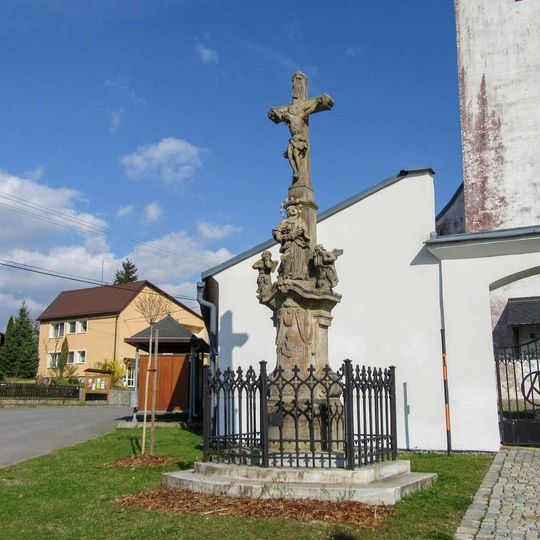 Kříž v Horních Studénkách před kostelem