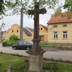 Kříž ve Lhoticích