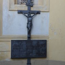 Kříž při jihozápadní straně kostela Panny Marie Vítězné na Bílé Hoře